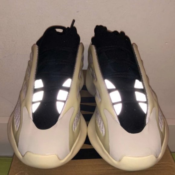 Yeezy 700 v3 beige main image 8